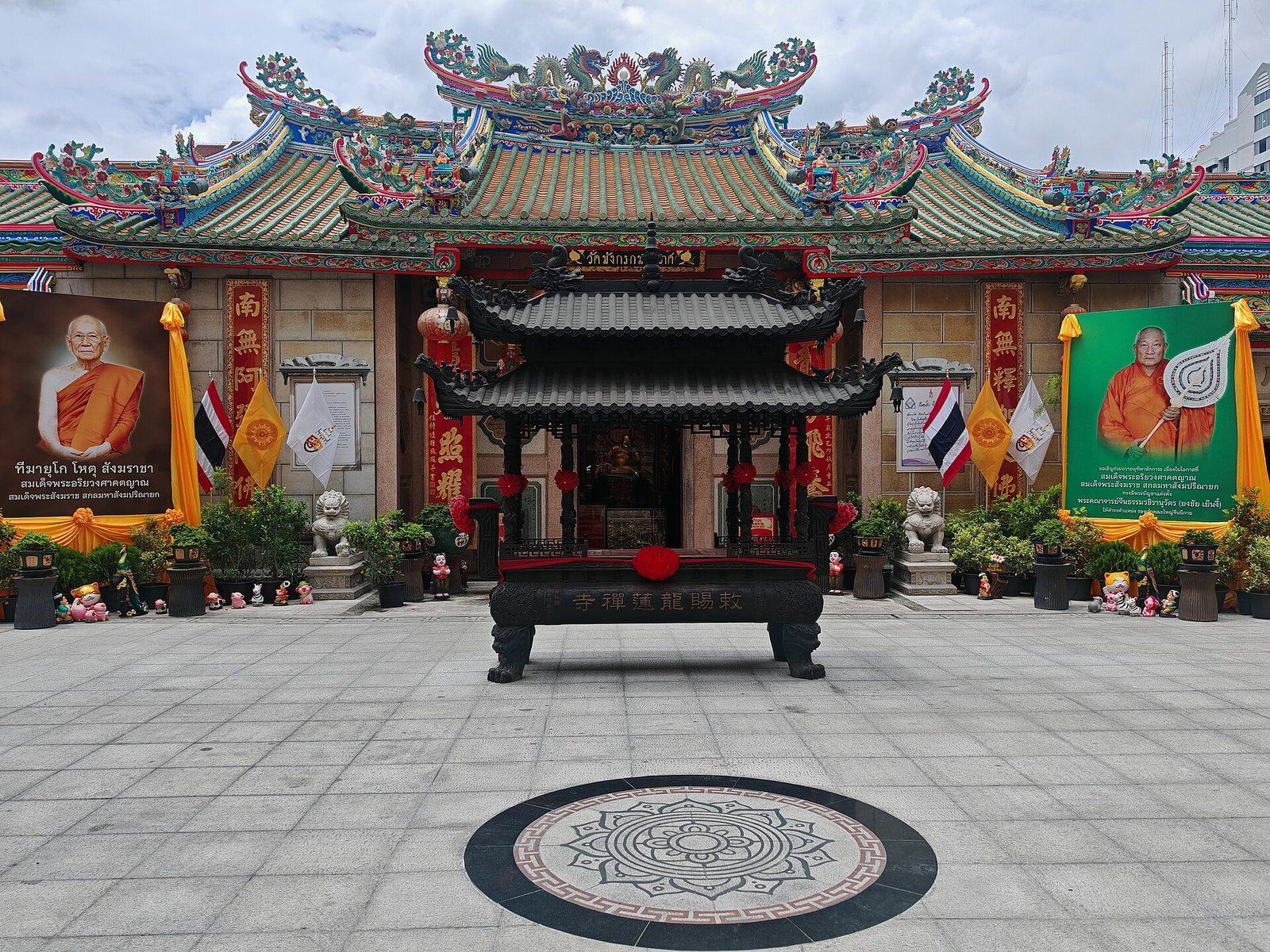 The dragon-crested facade and incense courtyard of Wat Mangkon Kamalawat in Bangkok's Chinatown, the ceremonial centre of the Yaowarat Vegetarian Festival
