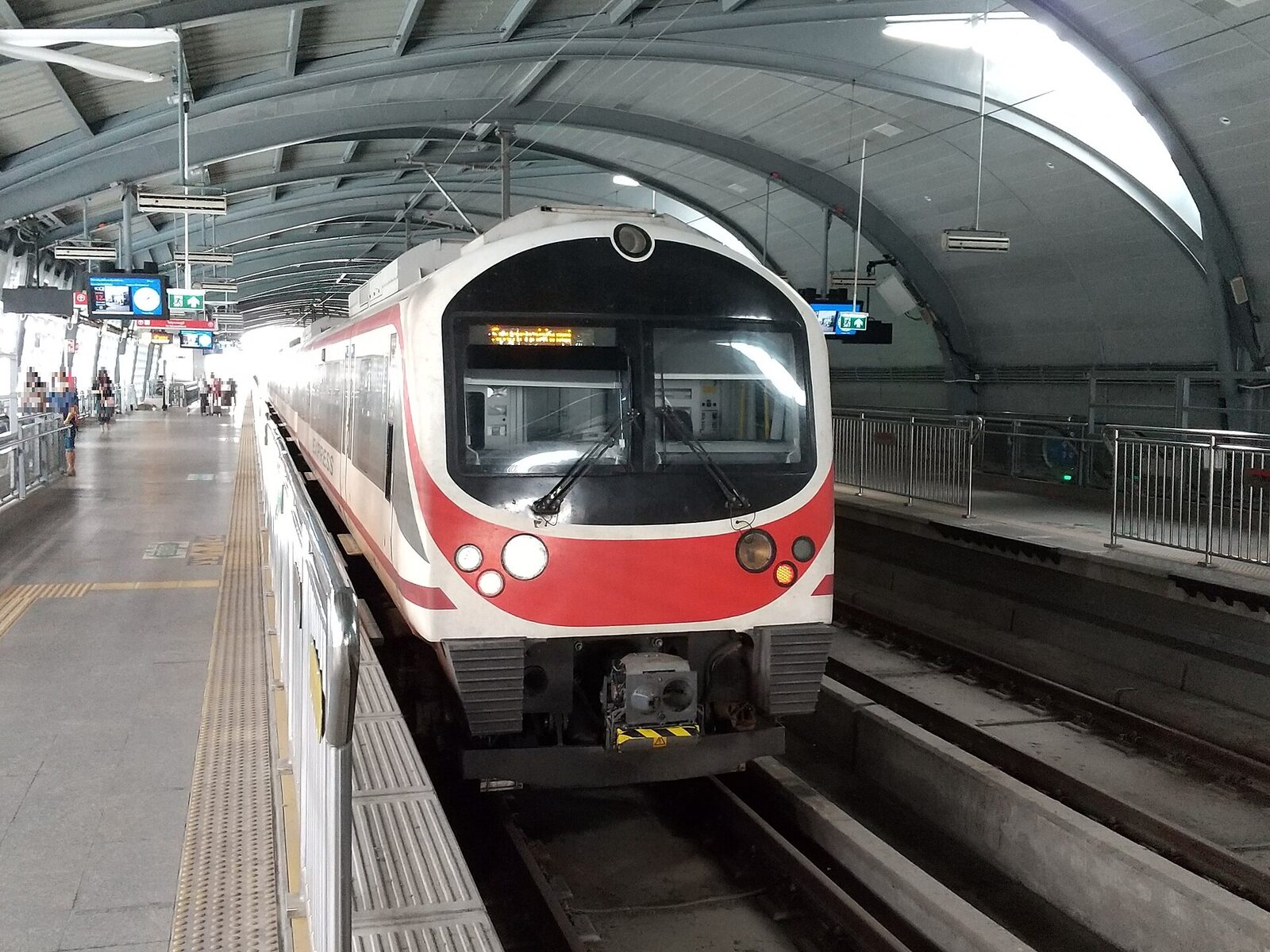An Airport Rail Link train waiting at Phaya Thai station in Bangkok, the fastest flood-proof route to Suvarnabhumi Airport for visitors during this Bangkok tourism update