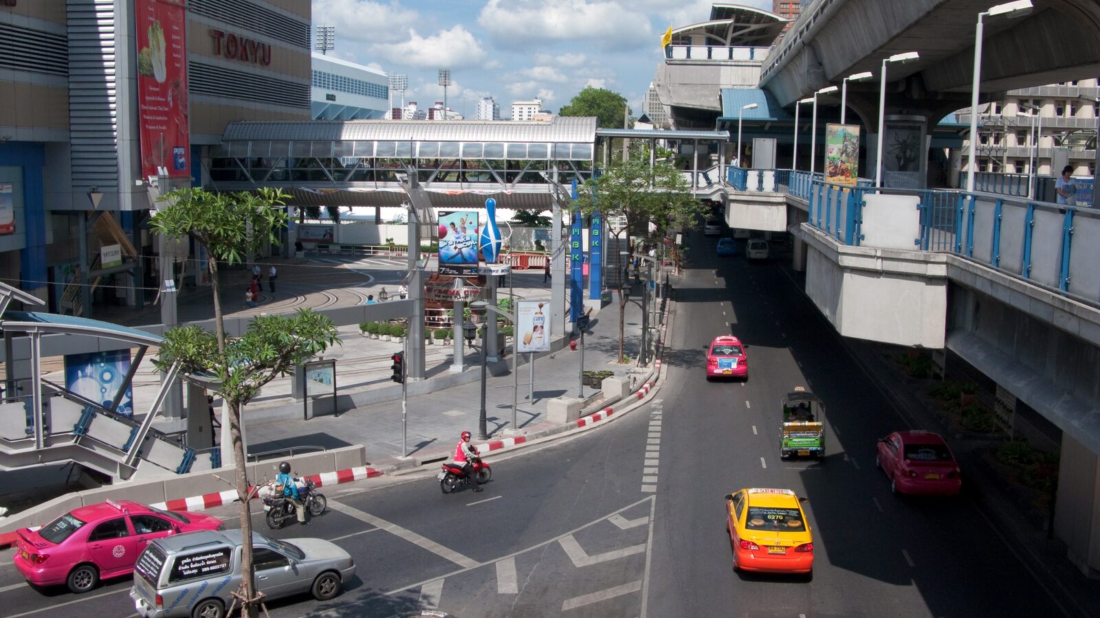 Rama I Road in Pathum Wan with the MBK Center, skywalks and pink Bangkok taxis, the heart of the Bangkok tourism shopping district