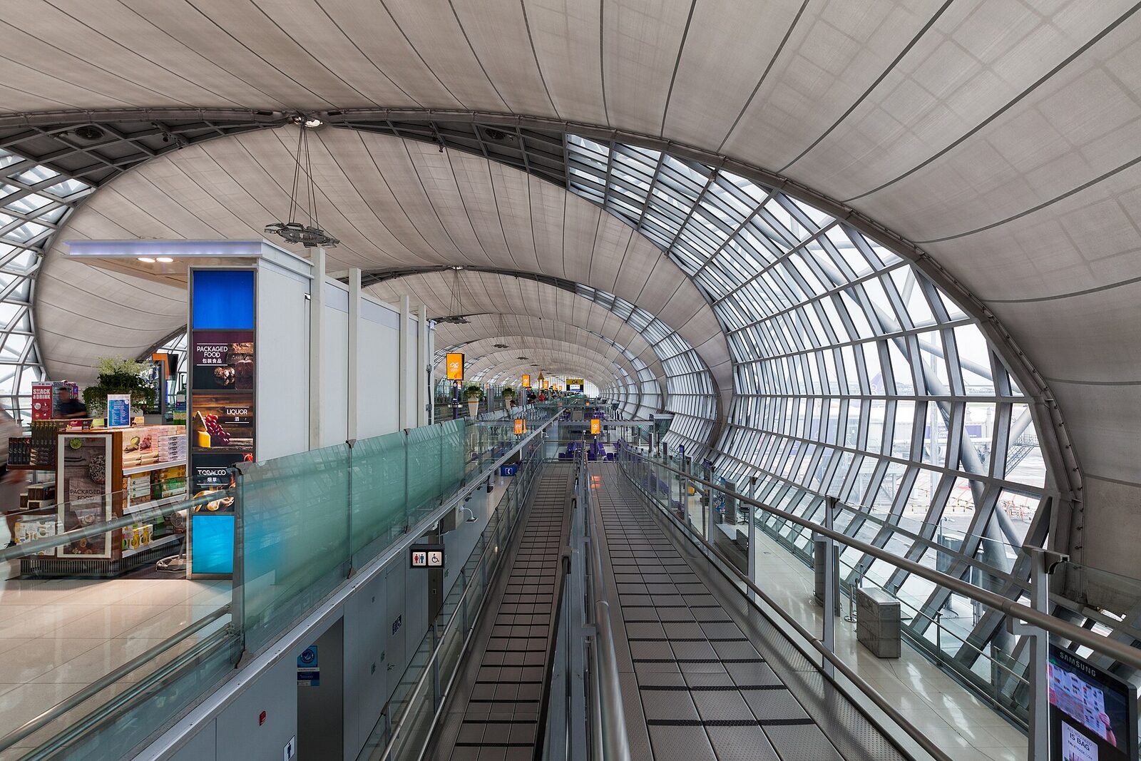 The vaulted glass-and-steel departures concourse at Suvarnabhumi Airport in Bangkok, the terminal at the centre of this Thailand tourism update on the 1,000-baht departure tax