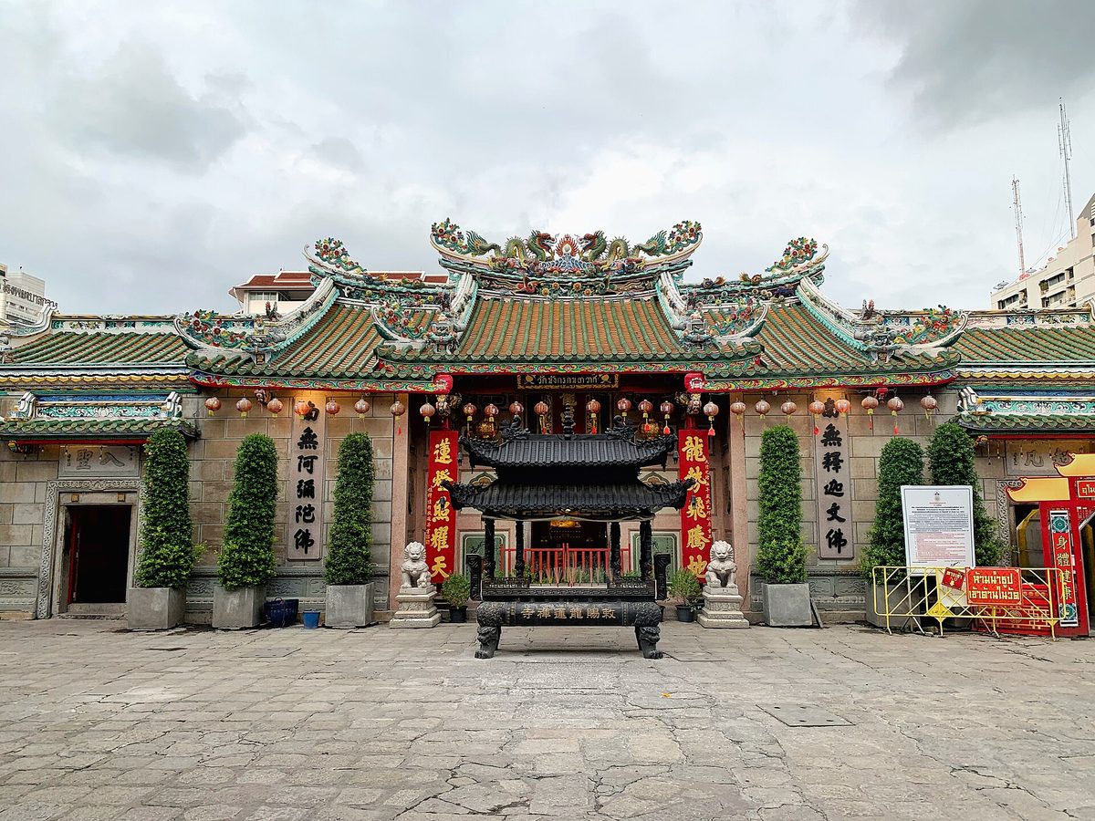 The ornate entrance and dragon roof of Wat Mangkon Kamalawat in Bangkok's Chinatown